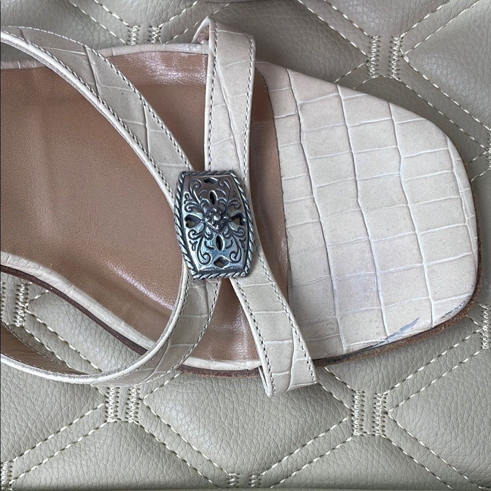 Women’s Sandals- Authentic Italian made Size 9-(Creamish/Off White) - Picture 4 of 4